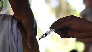 Hombre se vacuna cinco veces contra el coronavirus en Brasil: fue descubierto cuando iba por la sexta 