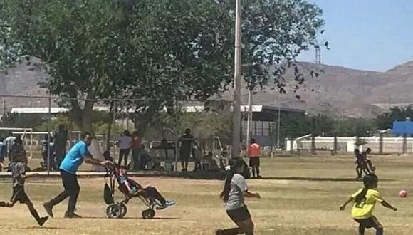 Papito impulsa a su hijo en silla de ruedas a jugar fútbol | FOTOS 