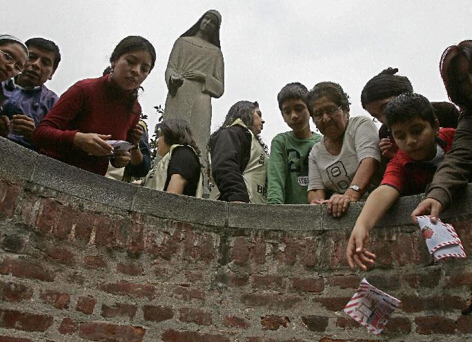 Santa Rosa de Lima: Miles de fieles le rinden homenaje en su día 
