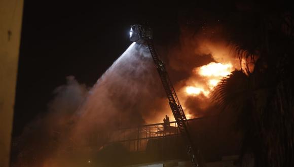 El incendio en Mesa Redonda no dejó heridos ni víctimas que lamentar. (Foto: Hugo Pérez / @photo.gec)
