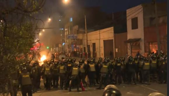 Policías arrojaron gas lacrimógeno para evitar que el numeroso grupo avance. (Foto: Latina)