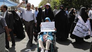 Iraníes extremistas protestan contra ingreso de mujeres a estadios