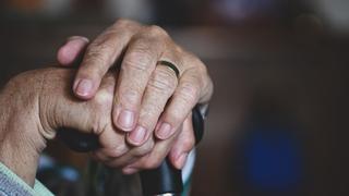 Inglaterra: anciana de 99 años fue abusada por su cuidador y este recibe cadena perpetua 