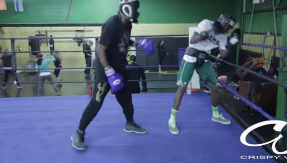  Padre enfrenta a su hijo con boxeador para enseñarle a no abusar del resto [VIDEO]