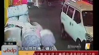 Niña atropellada muere al ser ignorada por transeúntes en China