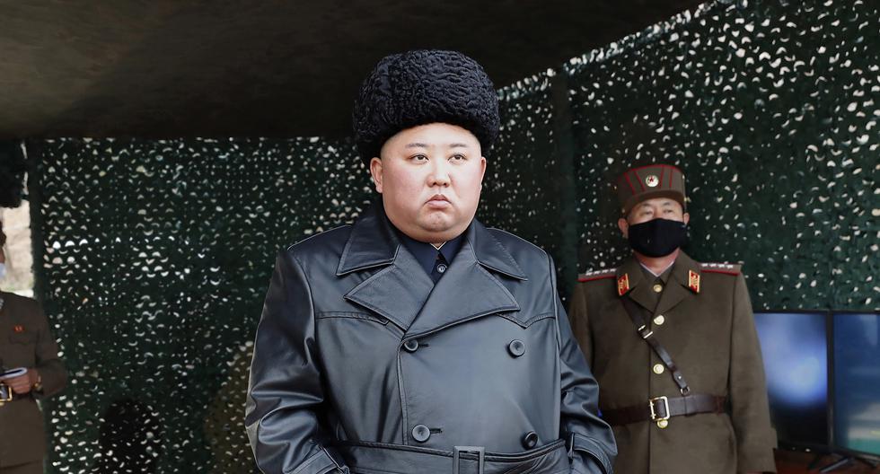 Kim “supervisó” el ejercicio el lunes, informó KCNA, precisando que “cuando dio la orden a las unidades submarinas de que dispararan, los hombres encargados de la artillería de largo alcance dispararon todos juntos”. (AP)