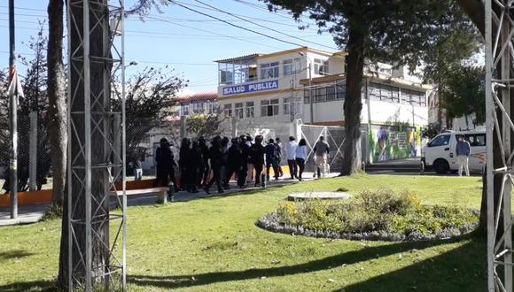 Ayacucho: Médicos fueron impedidos de ingresar a reunión de ministros con gobernador regional.