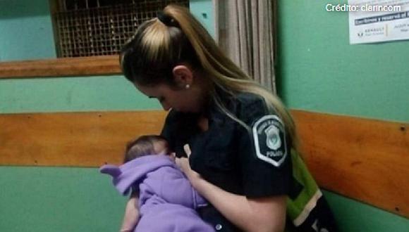 Mujer policía conmueve tras amamantar bebé en pleno operativo
