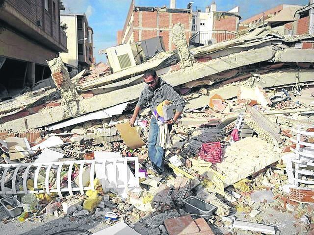 Terremoto de 7,7 sacude Pakistán y causa al menos 150 muertos