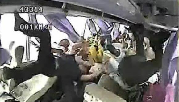 China: Violento choque de bus es captado en video
