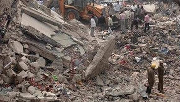 Nueva Delhi: evacúan 38 edificios luego de que otro colapsara y matara a 67 personas