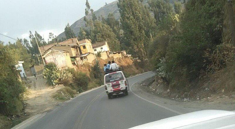 Ancash: Niños arriesgan la vida al viajar sobre techo de combi