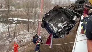 Camión queda suspendido en el aire y rescatistas hacen dramático maniobra para salvar a chofer (VIDEO)