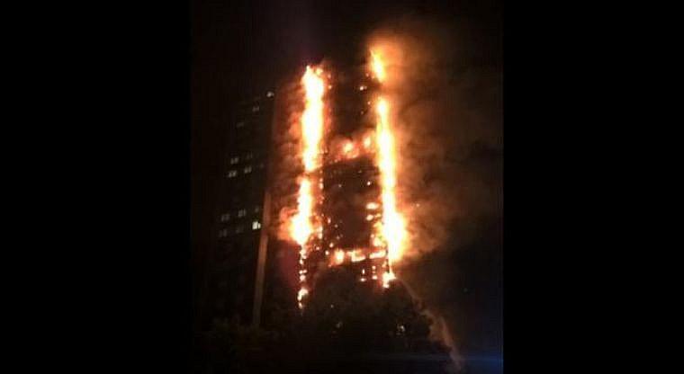 Incendio consume edificio multifamiliar de 24 pisos en Londres (VIDEO)