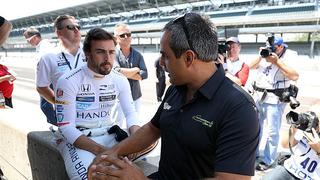 Alonso recibe consejos de Juan Pablo Montoya para 500 Millas de Indianápolis 