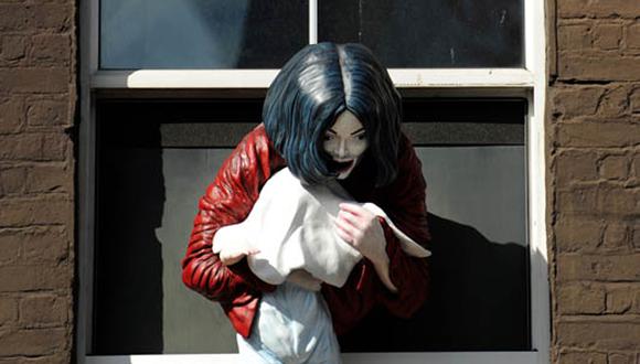 Estatua de Michael Jackson con bebé colgando de ventana, causa molestia en sus fans 
