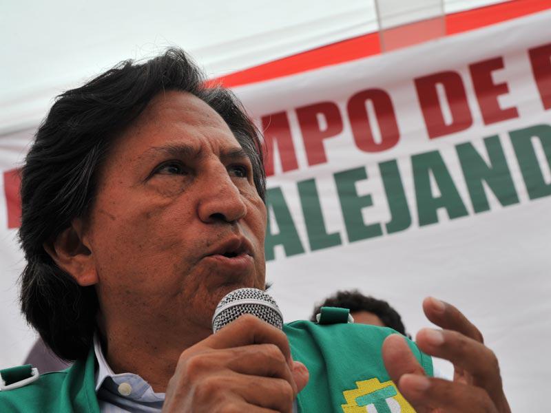 Toledo entrega informe de gastos de campaña al JNE