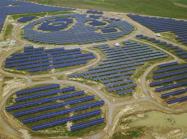 ​China: inauguran planta de energía solar con forma de oso panda [FOTOS]