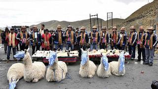 Mineros realizan ofrenda al diablo, degollando y quitando el corazón a llamas (VÍDEO)