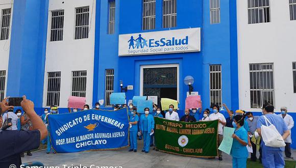 Profesionales de la salud del Hospital Nacional Almanzor Aguinaga Asenjo de EsSalud dedicaron un minuto de silencio en homenaje al cardiólogo Marino Alarcón.