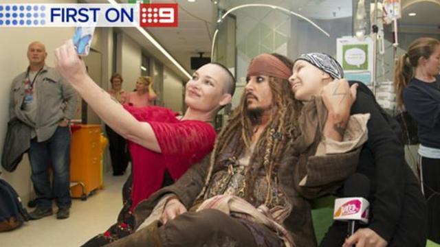 Johnny Depp visita a niños enfermos de hospital vestido de Jack Sparrow