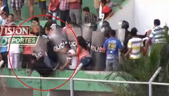 YouTube: Policía empuja a hincha desde lo alto de tribuna en partido de Segunda 