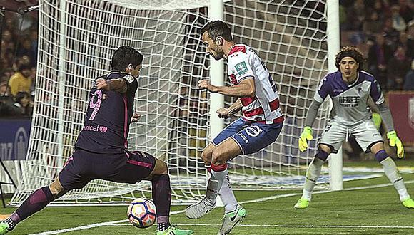 Barcelona guiado por Luis Suárez gana en Granada y persigue a Real Madrid 