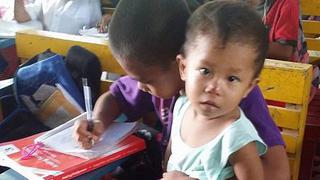 Niño va a escuela con su hermano porque no tiene con quien dejarlo en casa (FOTOS)