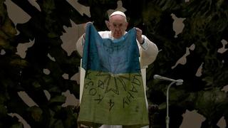 Papa Francisco besa bandera ucraniana y denuncia “masacre de Bucha”, ciudad “martirizada” | VIDEO