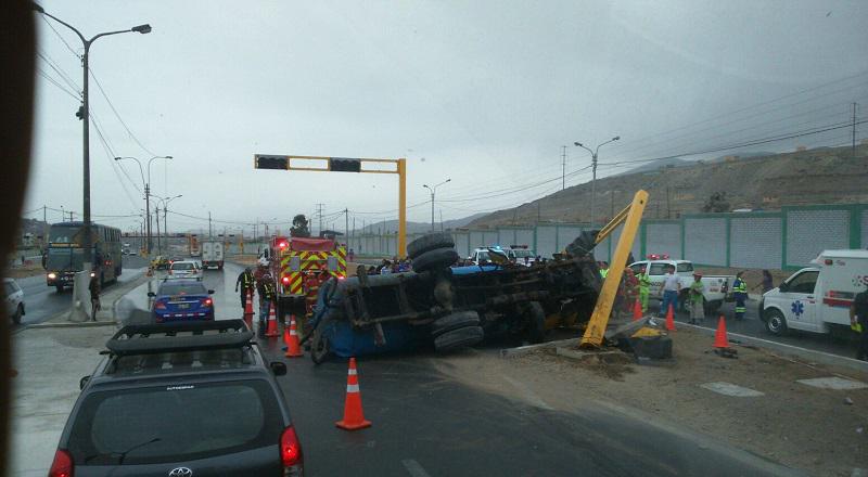 Ancón: Cisterna sufre accidente en plena Panamericana Norte