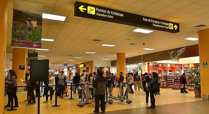 ¿Qué debo exigir a la aerolínea si mi vuelo se retrasa o se cancela? 