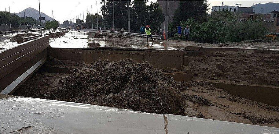 ¡Alerta! Río Huaycoloro vuelve a desbordarse y se convierte en el terror de vecinos (VIDEO)