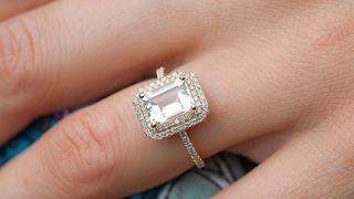 Inglaterra: Descubre que sortija de diamante de fantasía que siempre usó en realidad vale medio millón de dólares 