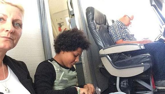 Familia paga 1600 dólares para ir sentados en el suelo de un avión