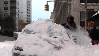Miles de neoyorquinos están atrapados por gigantesca tormenta de nieve