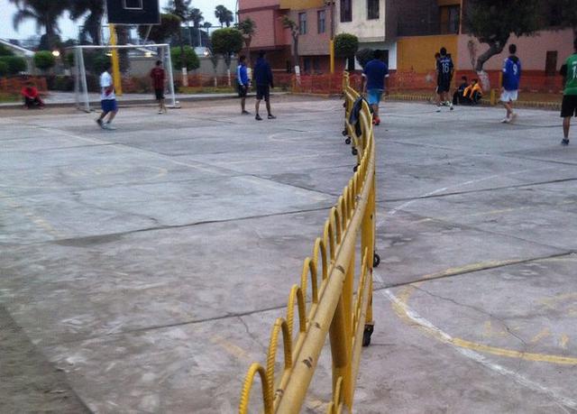 San Martín de Porres: Ponen valla metálica en medio de loza deportiva para cobrar alquiler