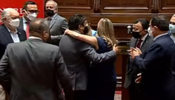 Waldemar Cerrón y María del Carmen Alva en un abrazo luego de la conferencia de prensa. (Congreso TV)