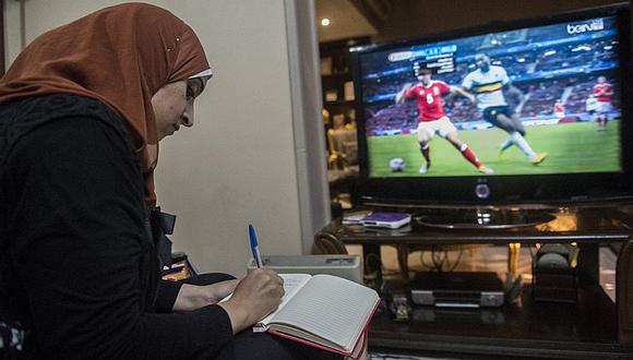 ​Egipto: Ella es dentista de día y comentarista de fútbol de noche