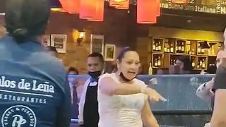 Indigación total: dueña de un restaurante le tira billetes en la cara a su empleado [VIDEO]