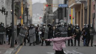 Plaza San Martín: enfrentamiento con bombas lacrimógenas entre manifestantes y policías 