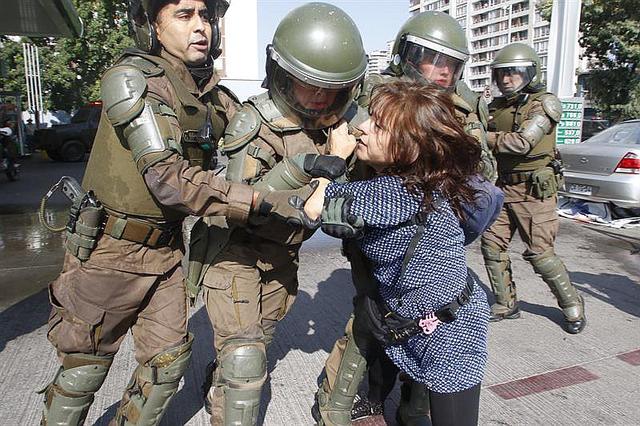 ​Reprimen a manifestantes que repudian al papa Francisco en Chile (FOTOS)