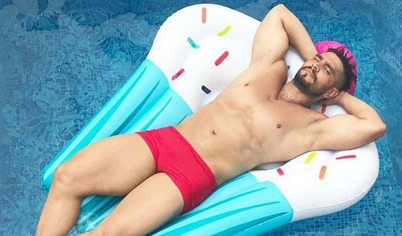 OMG! ¿Rafael Cardozo causa polémica por 'pequeño' detalle íntimo?