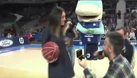 YouTube: le pide que sea su esposa durante partido de basquet y ella respondió...(VIDEO)