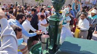 Moquegua: instalan pileta de Plaza de Armas y reemplazan el agua con más de 200 litros de vino