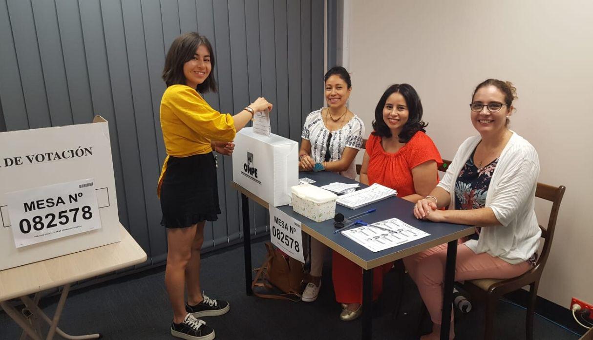 Ciudadanos peruanos votando en Australia. (Foto: Twitter / @CancilleriaPeru)