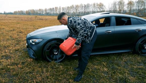 Mijaíl Litvín decidió incendiar su auto de lujo tras decepcionarse con el servicio técnico. (Foto: ЛИТВИН / YouTube)