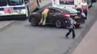 Chofer se cuelga de su auto y evita que ladrón se lo lleve en Nueva York | VIDEO