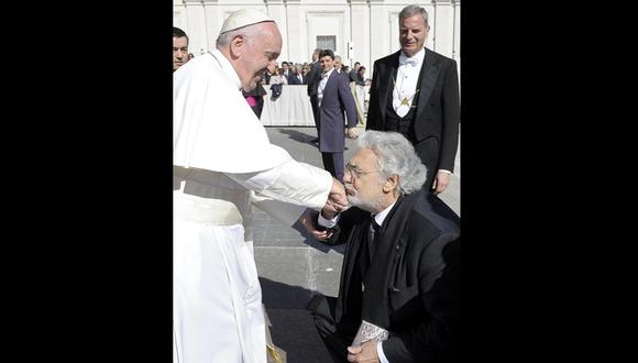 Plácido Domingo saludó al papa Francisco y cantó para los fieles