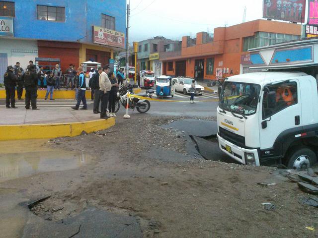 Desde WhatsApp: Aniego se traga camión e inunda calles y viviendas [VIDEO]