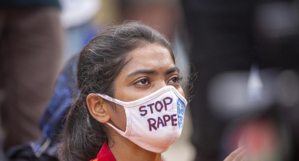 Imagen referencial. Un estudiante asiste a una protesta contra la violación y agresiones sexuales a mujeres en Daca, Bangladesh. (EFE/EPA/MONIRUL ALAM).
